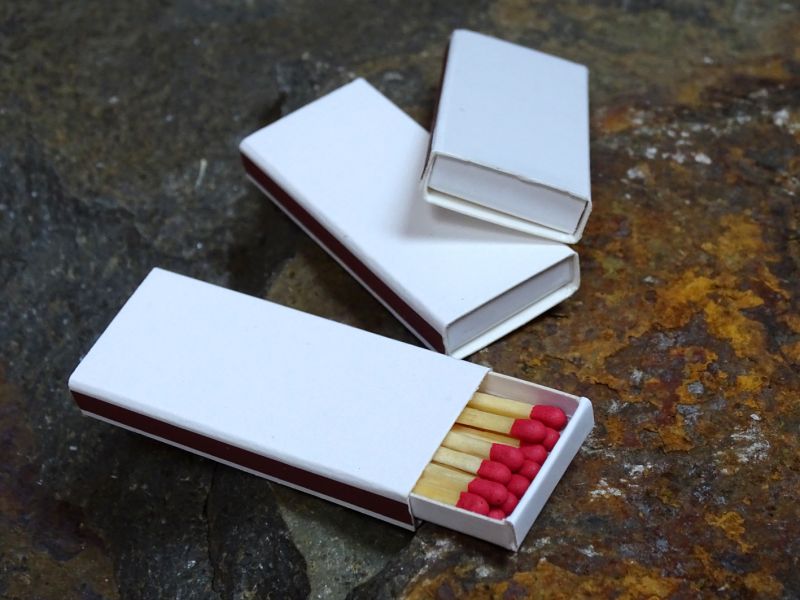 Sirky hotelovky jsou elegantně štíhlé a obsahují pouze přibližně deset kusů sirek. Pokud nenesou reklamní potisk, můžeme plochu využít pro předání zprávy, anebo zápisu něčeho důležitého, co nechceme zapomenout.