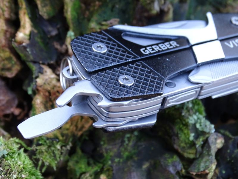 Naopak větší plochý šroubovák je kombinován spolu s otevírákem korunkových uzávěrů.