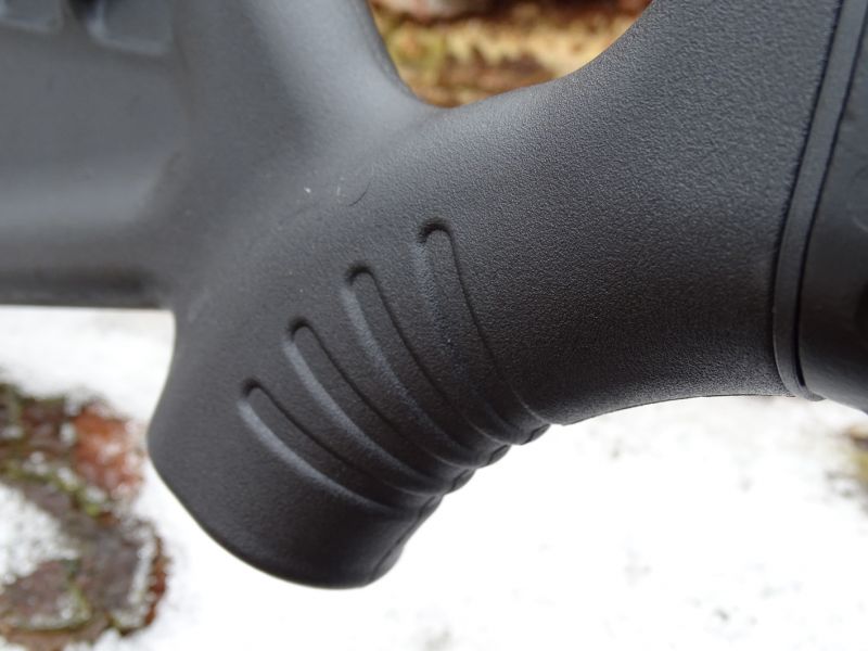 Výrazné rýhování nalezneme také na pistolové rukojeti pažby, i když zde není zdaleka tak výrazné jako na botce pažby z důvodu příjemného úchopu.