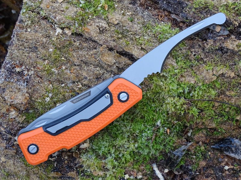 Podobně je na tom páráček. I zde je užita kvalitní nerezavějící ocel 5Cr15. Svojí velikostí je ideálním nástrojem pro účinné vyvrhování srnčí, dančí, jelení, ale i černé zvěře.