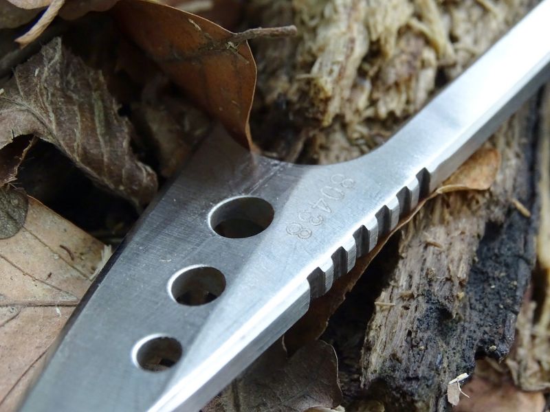 Výrazné rýhování slouží jako dobrá opora pro palec či ukazovák.