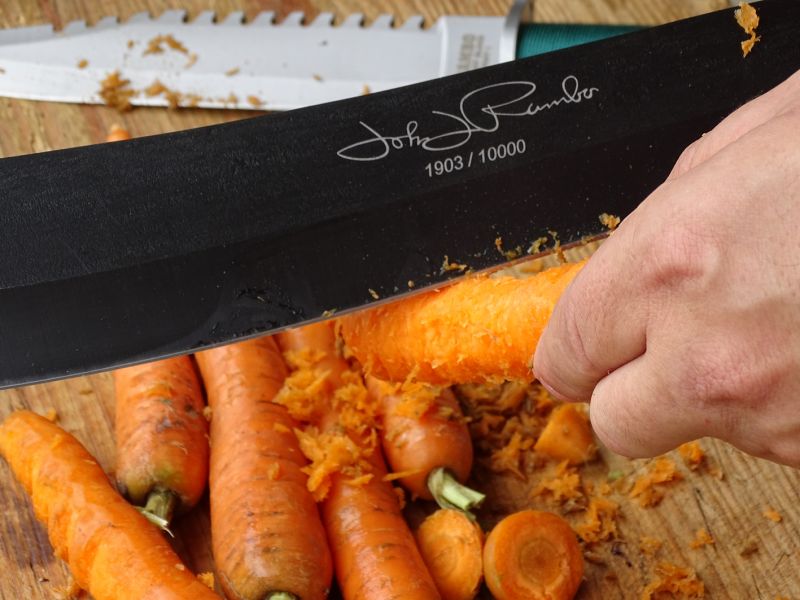 A čištění mrkve s brutálním nožem z Ramba IV asi také ne. Nicméně úplná pohoda.