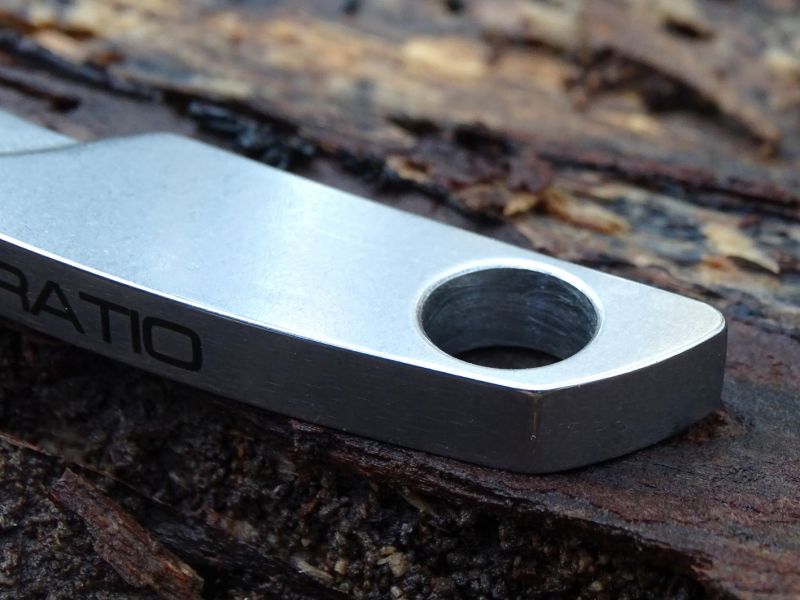 Velký kruhový otvor v zadní části rukojeti velmi dobře poslouží pro provlečení závěsných šňůr i většího průměru.