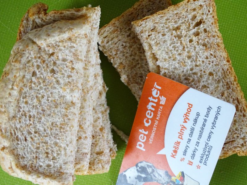 Nenabroušená karta nakrájí i měkké pečivo. Tedy není problém si například nachystat „improvizované“ sendviče.