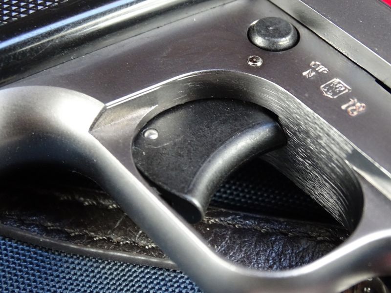 Spoušť je velmi jednoduché až spartánské konstrukce a nepatří mezi klady pistolky.