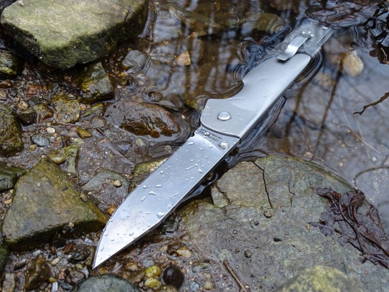 V otevřeném stavu je „kapesní křovák“ dlouhý celých 263 mm. Samotné ostří má rovných 100 mm. Díky své masivnosti a použitým materiálům si nechá „křovák“ dost líbit. Perfektně s ním naděláte třísky na podpal, anebo také naštípete tenší kousky i tvrdého dřeva.