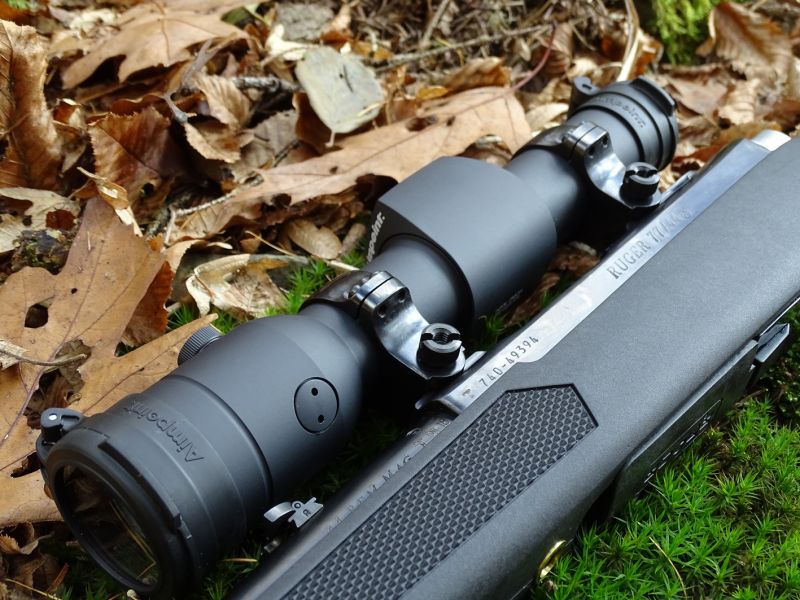 Velkým plusem obou pušek je integrované vybrání pro montáž optických či elektrooptických zaměřovačů. Střelec tak kdykoli může optiku sundat a zase ji opětovně nasadit beze ztráty nastřeleného nastavení. To je výborné zejména tam, kde střelec například pro střelbu na krátké vzdálenosti používá pouze mechanická mířidla a optiku nasazuje pouze na větší vzdálenosti apod.