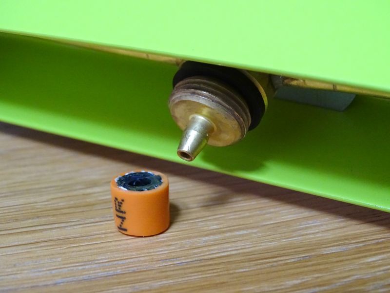 Detail krytky ventilu – je potřeba ji před použitím sundat. Nasazování a sundávání vařiče provádějte co nejrychleji (uchází troška plynu). Platí pro všechny tři typy.