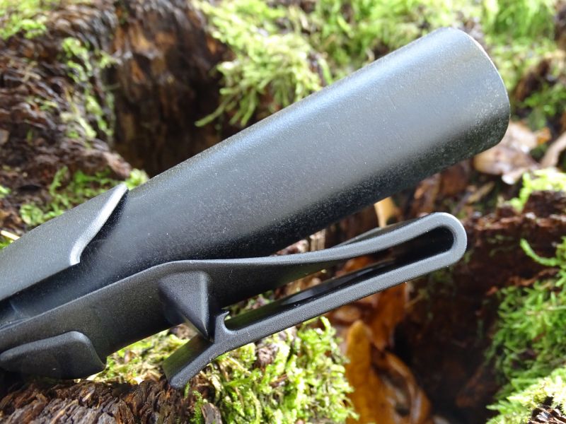 Boční pohled ukazuje jakým způsobem je řešeno závěsné poutko na polymerovém pouzdře.