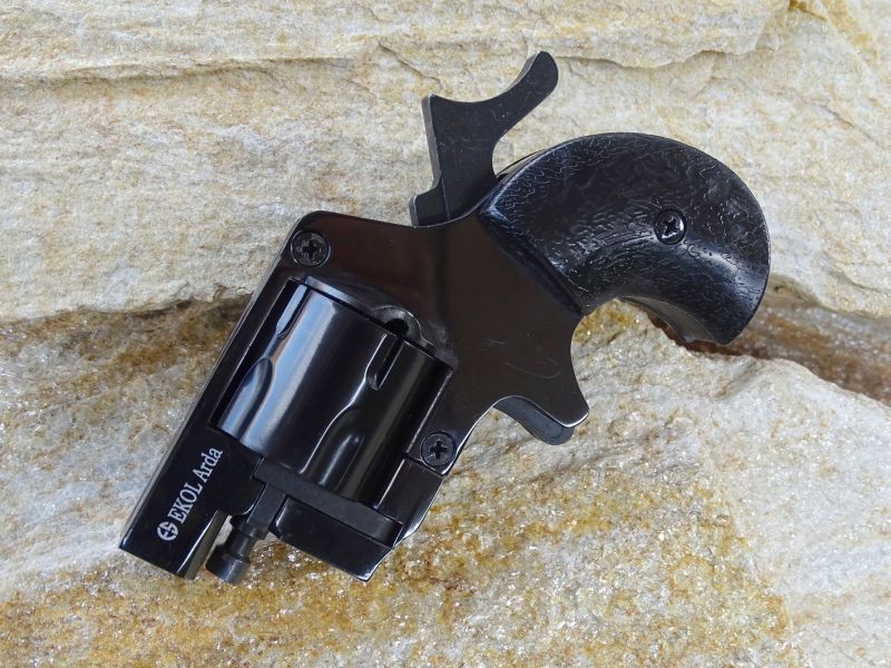 Nu a ještě také levý boční pohled na tuto „hračku“. Zde ovšem z levé strany a opět s nataženým kohoutem.