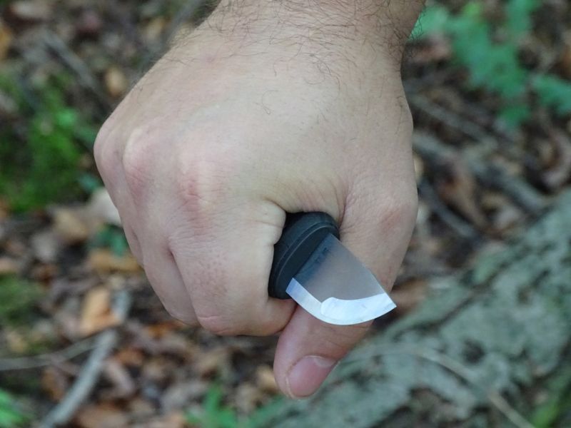 Vzhledem ke kompaktním rozměrům rukojeť při sevření zcela zmizí. Ale pořád je úchop příjemný.