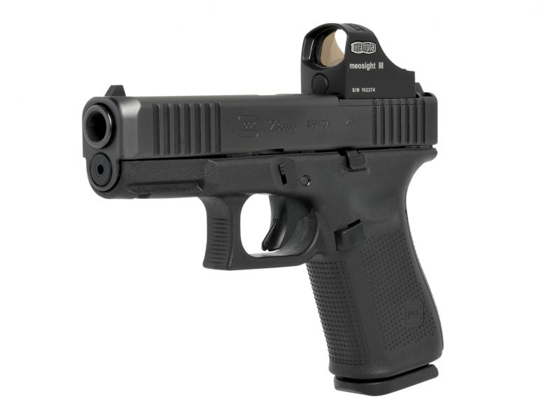Jiný pohled na kompaktní Glock 23 Gen5 MOS. V tomto případě osazen kolimátorem Meopta meosight III. Nejde věru o špatný výrobek, ale není možné při jeho instalaci na zbraň současně využívat i standardní mechanická mířidla – a to může být z taktického hlediska velká nevýhoda!