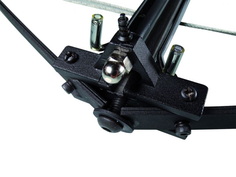 Detail způsobu skládání kuše do pohotovostního stavu. Je zde pěkně vidět, jakým způsobem se centrální šroub dotahuje a současně vypíná nátahová ramena. Kuše není nikterak výkonná, ale například na lov ryb v potocích či řekách zcela stačí.