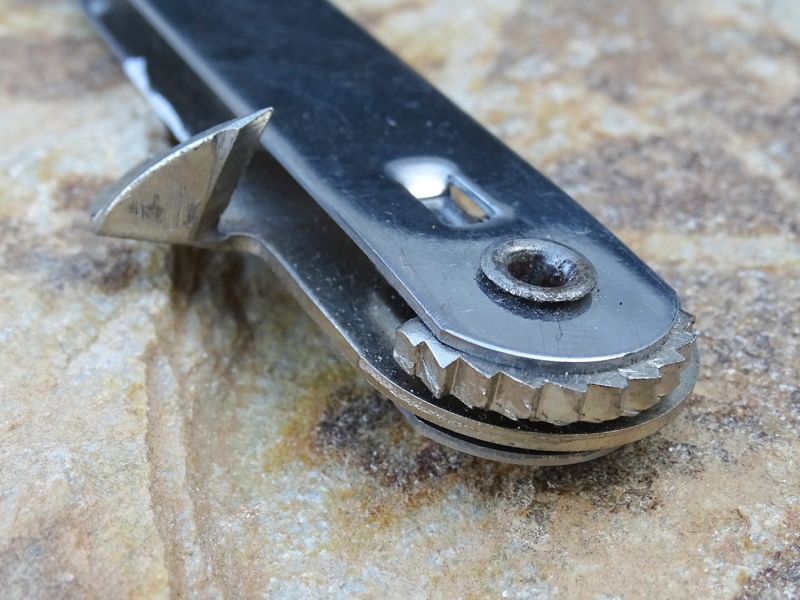 Novodobé zpracování původních celoocelových pákových a perfektně funkčních otevíráků. Stále se vyrábějí na Slovensku a stále fungují velmi dobře. Léty osvědčená robustní konstrukce. Otevírák má také integrovaný otevírák korunkových uzávěrů. Délka otevíráku 128 mm a hmotnost rovných 50 gramů. Pořídíte ho za cca 70,- Kč.