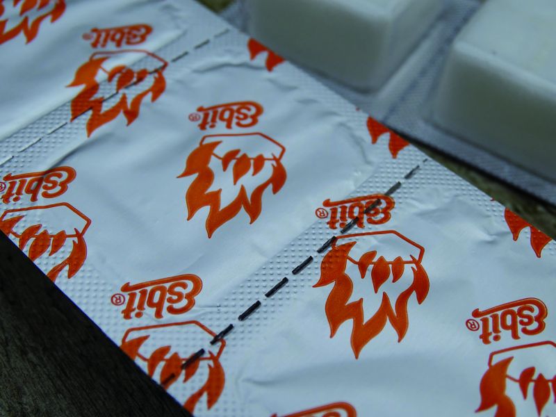 Za sebe doporučuji tuhý líh Esbit. Dodávají hned tři varianty – tato je podle mně nejlepší. Kostky jsou větší (14 g) a hlavně jsou samostatně (po jednom kuse) vodotěsně a vzduchotěsně baleny, což je v přírodě k nezaplacení! Jestliže vám totiž tuhý líh zvlhne, velice rád „prská“ a může nadělat více škody než užitku (propálené oblečení). Mluvím z vlastní zkušenosti.