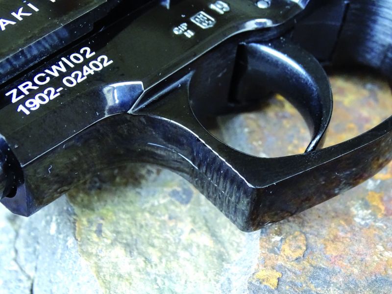 Spoušť pracuje v systému DA (Double Action) a na plynovku má celkem příjemný chod.