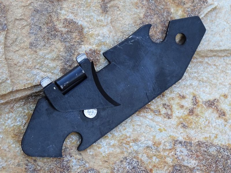 Pod komerčním označením camping se prodává další rozumný otevírák. Vyráběn je v Itálii a na našem trhu jej pořídíte za cca 16,- Kč. Kvalitní sklopný řezák, integrovaný otevírač korunkových uzávěrů dokonce zdvojený a najdeme zde také jednoduchý plochý šroubovák. Délka otevíráku je 81 mm a hmotnost pak 19 gramů.