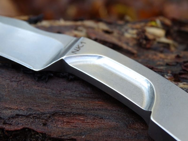 Vybrání na rukojeti lze již považovat za typický znak nožů Extrema Ratio. Nicméně má i své užitečné opodstatnění.