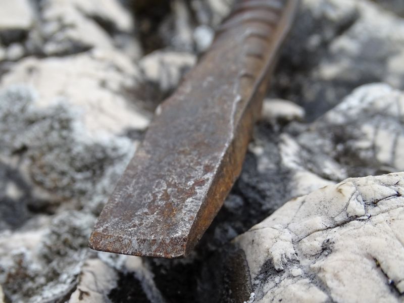 Takto vypadají jen některé majzlíky, které vyráběl můj otec. Je to již řadu let, ale když je potřeba pořád slouží. Podotýkám, není to žádný kovář a neměl ani žádné kovářské vybavení, krom kladiva a namísto výhně použil autogen.