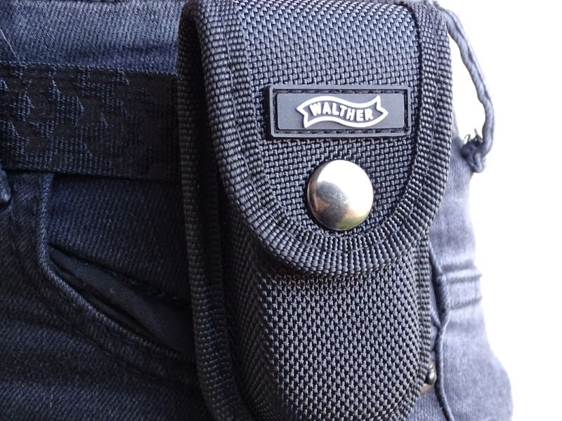 Nůž díky dodávané pěkné etui může být nošen také na opasku.