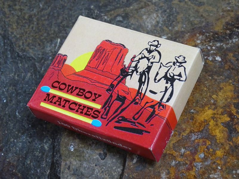 Kowbojské sirky se velikostí řadí mezi standardní a jejich délka je nejčastěji 47 milimetrů. V krabičce je jich nejčastěji sto kusů a jejich specifikou je možnost škrtnutí o jakýkoliv drsný povrch.