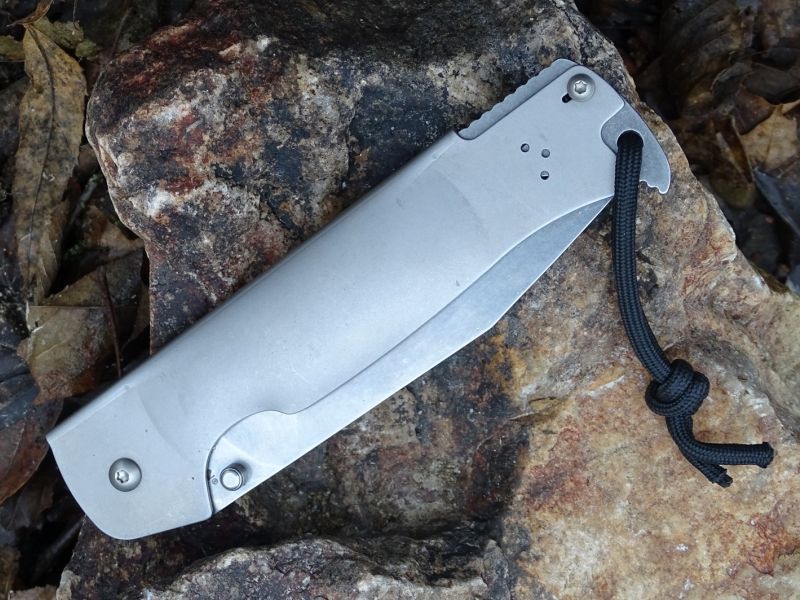 I v zavřeném stavu vypadá americké dou-douk stále dost masivně. Zavřený měří stále 150 mm na délku, 40 mm na výšku a je 16 mm široký vč. klipu.