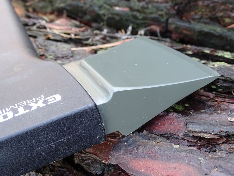 Ocelová čepel je v podobném duchu tak, jak jsme zvyklí u seker štípacích, jen je podstatně méně robustní konstrukce. Maximální šíře klínu čepele je zde 20 milimetrů a její délka dosahuje 70 milimetrů.