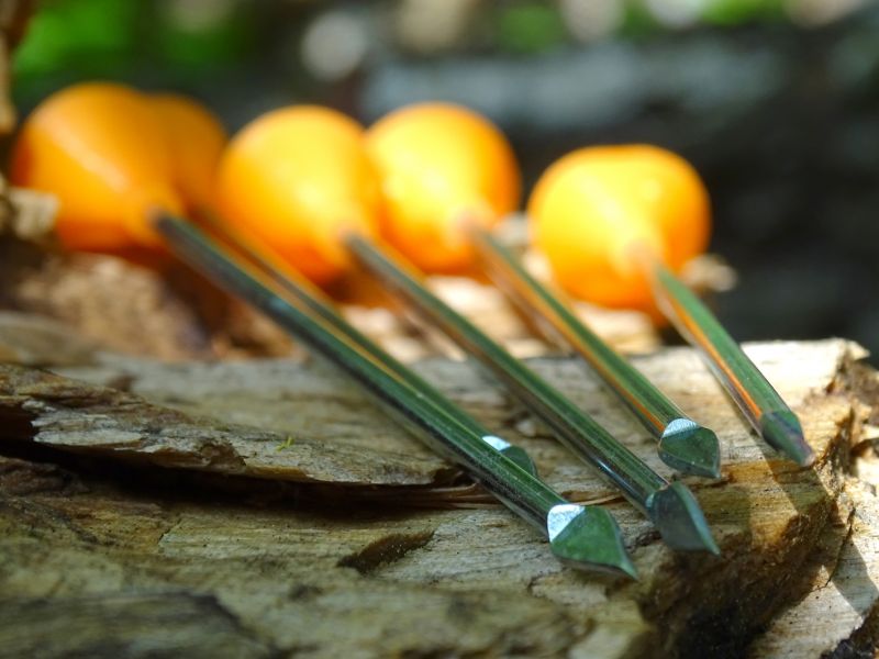 Taktéž k lovu využívaná ocelová šipka (MBH - Mini Broad Head), ale menší velikosti a nižší hmotnosti než její větší „sestřička“. Menší ocelová šipka dosahuje hmotnosti 4 gramů a délky 110 milimetrů. Je vhodná na tréninkovou střelbu a lov drobného až středně velkého ptactva do velikosti bažanta a drobné srstnaté zvěře. Někteří střelci si „rozšlápnutý“ hrot pro zvýšení ranivého účinku dobrušují.