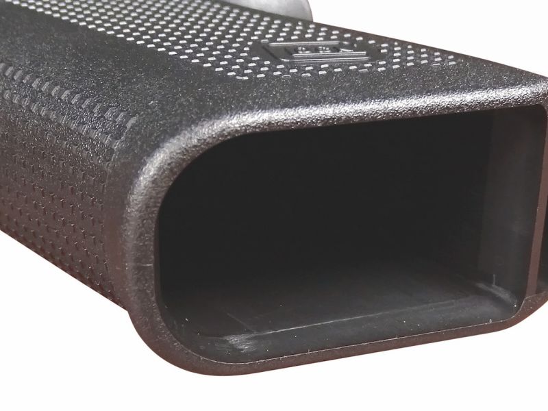 Pohled do nitra zásobníkové šachty. Všimněte si poměrně masivních bočních stěn pistolové rukojeti způsobené jejím již několikrát zmiňovaným rozšířením.