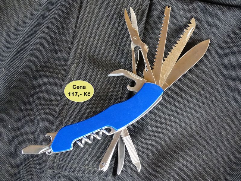 Další z nožíků beze jména a označení, nicméně pěkně zpracovaný a s 13 funkcemi: nůž, pilka na dřevo, zuby na výrobu troudu, nůžky, otevírák korunkových uzávěrů, otevírák konzerv, malý plochý šroubovák, vývrtka, křížový šroubovák, bodlo, čistič nehtů, pilník na nehty a nástroj na protahování šňůr. Nůž je v zavřeném stavu 102 mm dlouhý, 27 mm široký a 18 mm vysoký. Čepel nože je dlouhá 55 mm a hmotnost nože je 111 gramů.