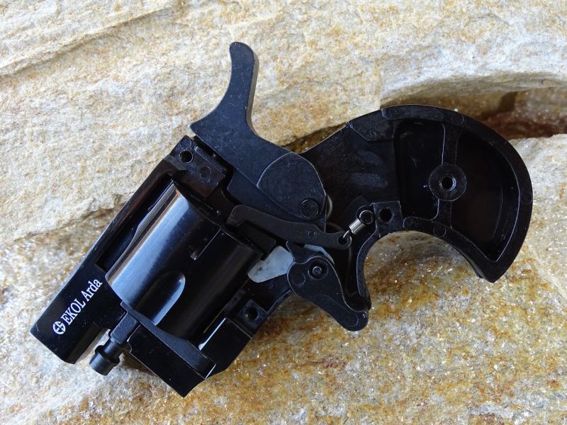 Pěkný boční pohled tzv. „pod sukně“ EKOLU ARDA. Konstrukce je vskutku velmi jednoduchá. Dále si můžete prohlédnout v detailu tolik zmiňovaný kohout (vlevo) a také zajímavou „slzičkovou“ spoušť.