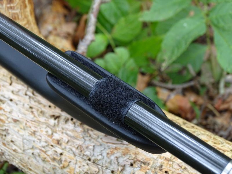 Ten přidržuje šíp k páce a výrazně tak usnadňuje manipulaci i ovládání zbraně při hodu.