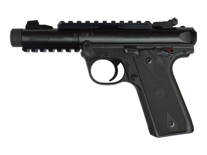 Celkové boční (pravý, levý) pohledy na Ruger Mark IV Tactical. Pěkně vyniká masivní, ale zkrácená hlaveň, nové pojetí mířidel a také integrované taktické lišty pro případné příslušenství.