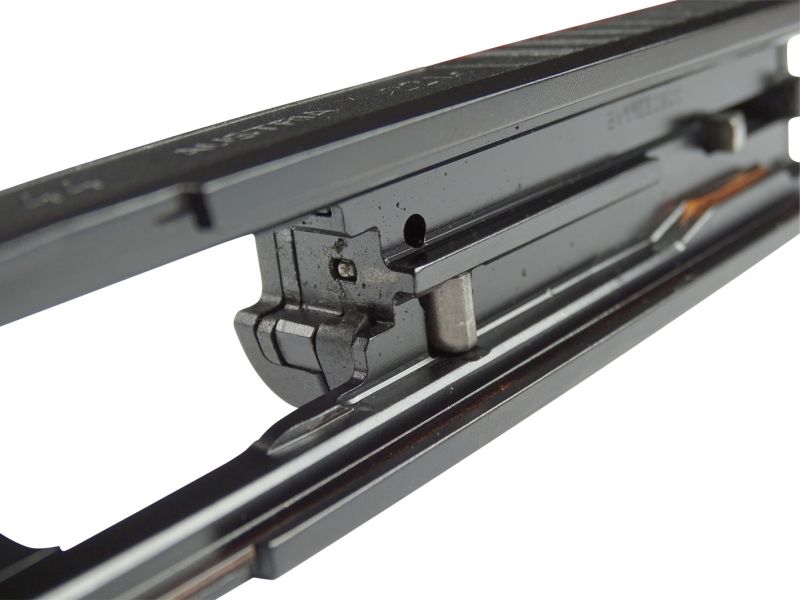 Detailní záběry do oblasti vyhazovacího okénka. Můžete si zde prohlédnout, jak hrot samotného úderníku, tak také i zde instalovaný vytahovač kombinovaný s výstražníkem.