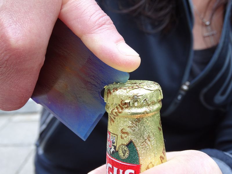 u nové varianty karty nemesis byl do konstrukce „kreditního“ nože zakomponován plně funkční otevírák na korunkové uzávěry