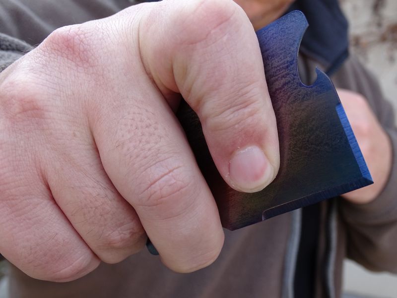 úchop „kreditního“ nože je bezproblémový a celkem jistý