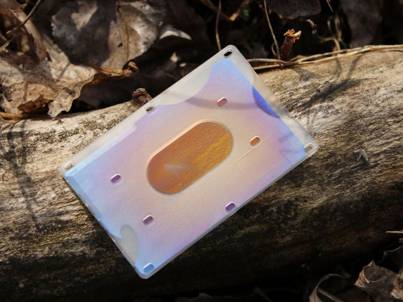 na snímku můžete krásně vidět menší rozměry kartového nože Nemesis oproti standardní platební  kartě, i přesto můžete bez jakýchkoliv problémů využívat jako ochranný kryt originální plastový obal na běžné platební karty