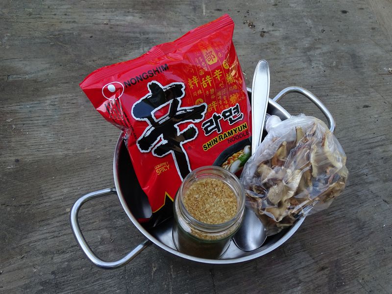 Všechno, co budete k přípravě „vylepšené“ korejské polévky potřebovat, tedy vyjma vody a vařiče.